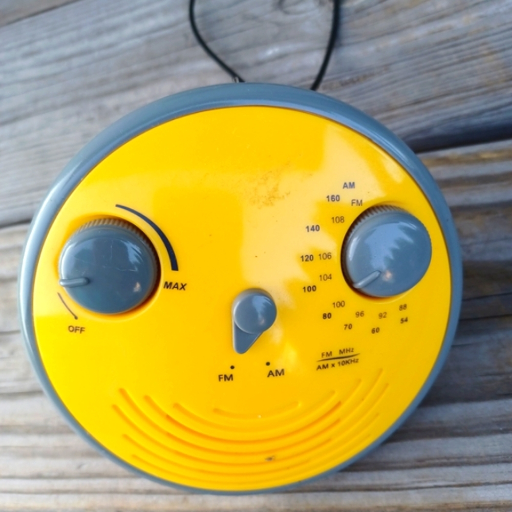 Smilling Face Yellow & Gray  Portable Compact Radio AM/ FM